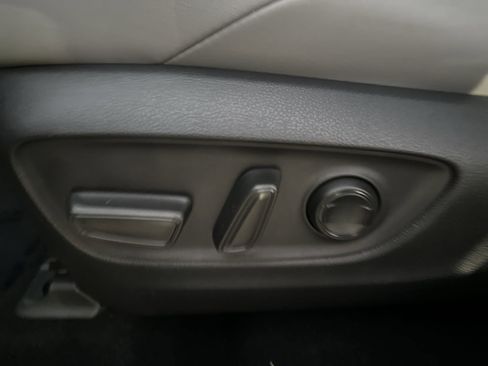 Used 2024 Toyota Venza XLE image 14