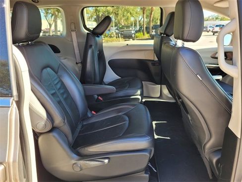 Certified 2018 Chrysler Pacifica Touring-L image 20