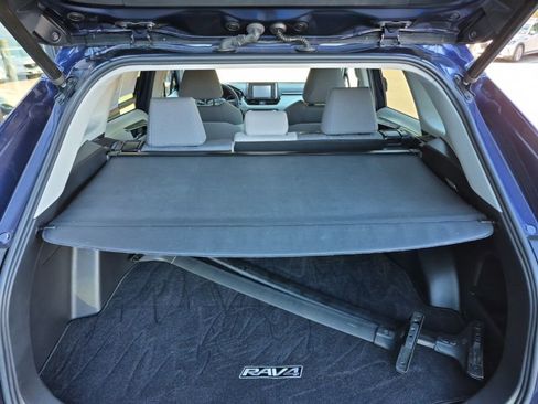 Used 2021 Toyota RAV4 XLE w/ Convenience Package image 12