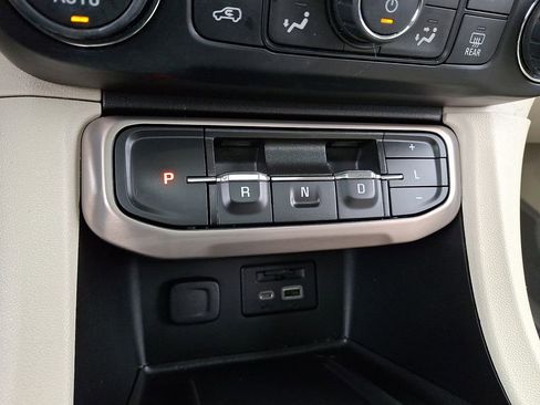 Used 2022 GMC Acadia Denali w/ Denali Ultimate Package image 16