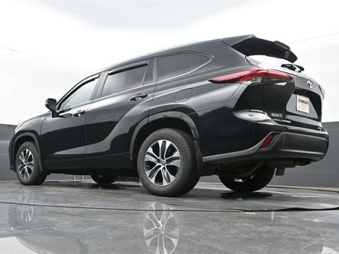 Used 2024 Toyota Highlander XLE image 27