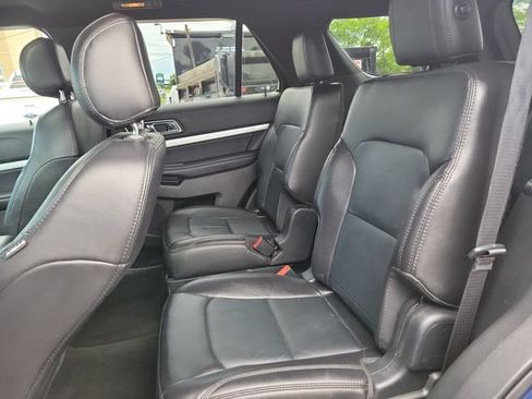 Used 2017 Ford Explorer XLT w/ Equipment Group 202A AWD/4WD image 28