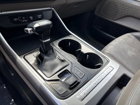 Used 2025 Kia Carnival FWD image 23