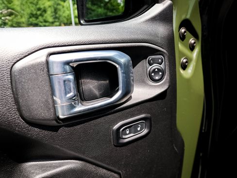 Used 2021 Jeep Gladiator Rubicon w/ Cold Weather Group AWD/4WD image 15
