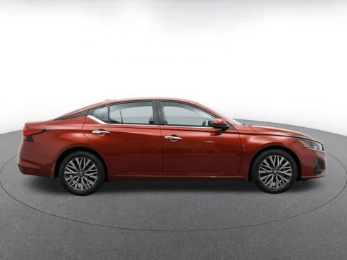 Used 2025 Nissan Altima 2.5 SV FWD image 11