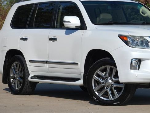 Used 2013 Lexus LX 570 4WD w/ Luxury Pkg w/Pre-crash image 22