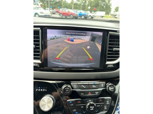 Used 2025 Chrysler Pacifica Select FWD image 16