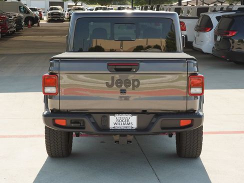 Used 2025 Jeep Gladiator Sport AWD/4WD image 4