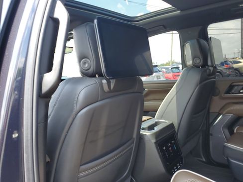 Used 2025 GMC Yukon XL Denali Ultimate AWD/4WD image 14