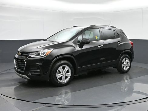 Used 2020 Chevrolet Trax LT w/ LT Convenience Package image 3