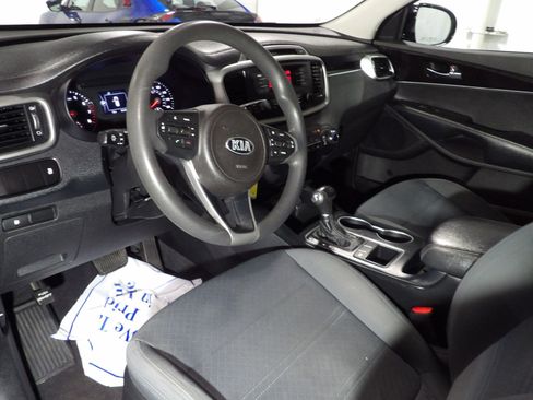 Used 2017 Kia Sorento L image 9