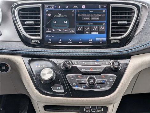 Used 2021 Chrysler Pacifica Touring-L w/ Uconnect Theater Family Group FWD image 13