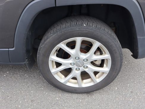 Used 2015 Jeep Cherokee Latitude w/ Cold Weather Group image 39