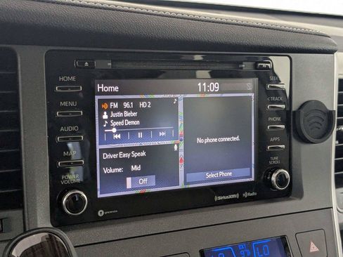 Used 2020 Toyota Sienna XLE w/ XLE Navigation Package FWD image 23