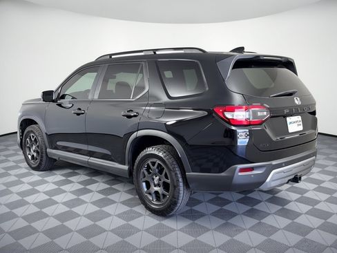 Used 2024 Honda Pilot TrailSport image 3
