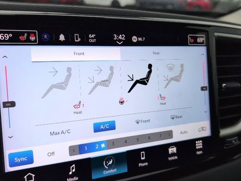 Used 2024 Chrysler Pacifica Touring-L image 10