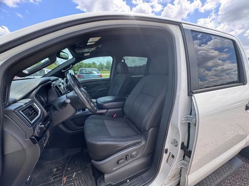 Used 2018 Nissan Titan SV w/ SV Convenience Package image 17