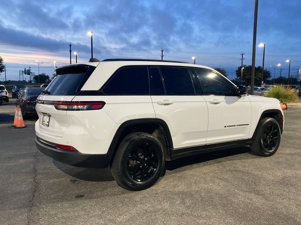 Used 2024 Jeep Grand Cherokee Altitude RWD image 5