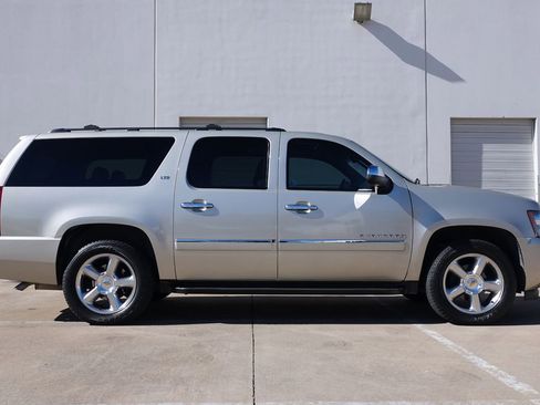 Used 2014 Chevrolet Suburban LTZ image 14