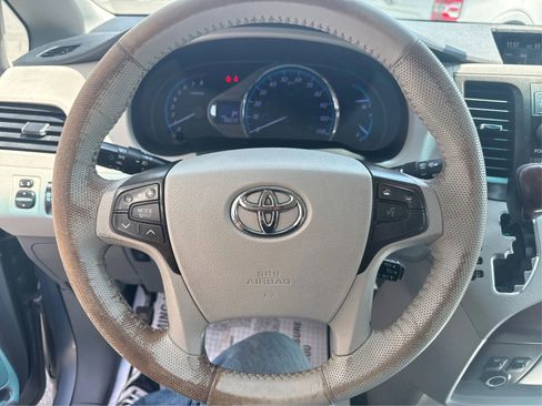 Used 2011 Toyota Sienna XLE image 17