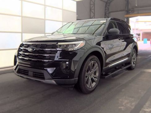 Used 2025 Ford Explorer Active w/ Active Comfort Package AWD/4WD image 2