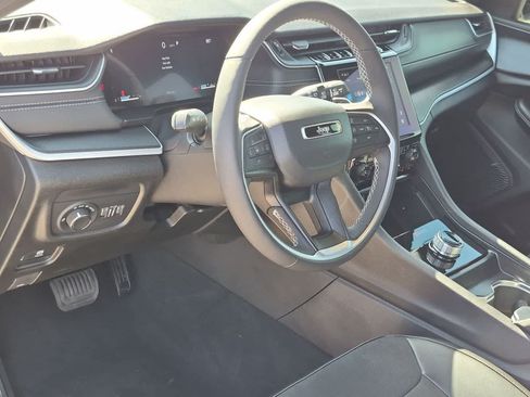 Used 2025 Jeep Grand Cherokee Altitude RWD image 2