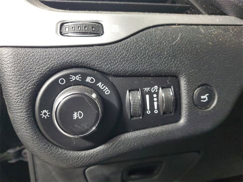 Used 2018 Jeep Cherokee Latitude Plus w/ Comfort/Convenience Group image 12