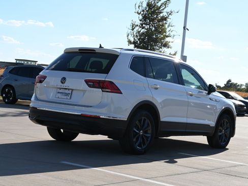Used 2023 Volkswagen Tiguan SE w/ Panoramic Sunroof Package FWD image 9