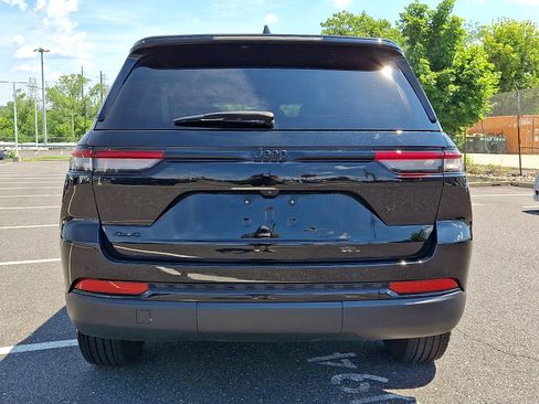 Used 2024 Jeep Grand Cherokee Altitude AWD/4WD image 5