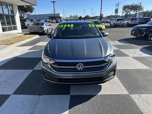 Used 2023 Volkswagen Jetta SE image 2