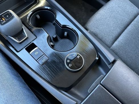 Used 2024 Nissan Rogue SV image 32