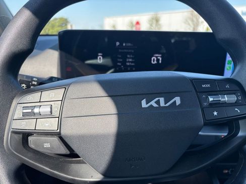 Used 2025 Kia K4 LXS image 27