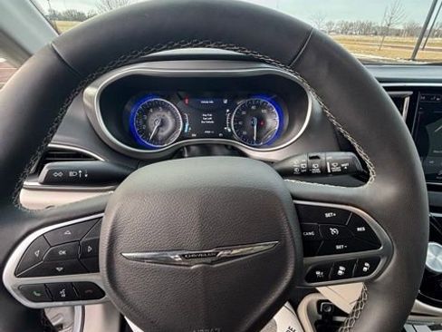 Used 2024 Chrysler Pacifica Touring-L FWD image 6