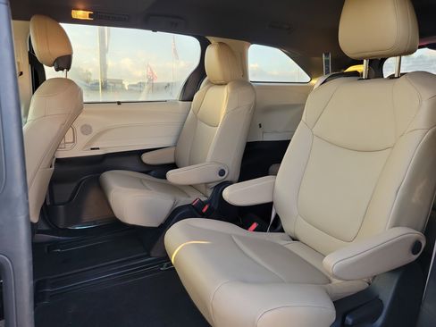 Used 2022 Toyota Sienna XLE image 18
