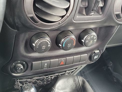 Used 2017 Jeep Wrangler Unlimited Sport w/ Quick Order Package 23S AWD/4WD image 16