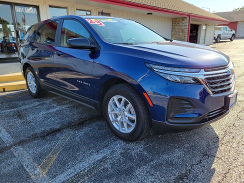 Used 2023 Chevrolet Equinox LS w/ LS Convenience Package FWD image 2
