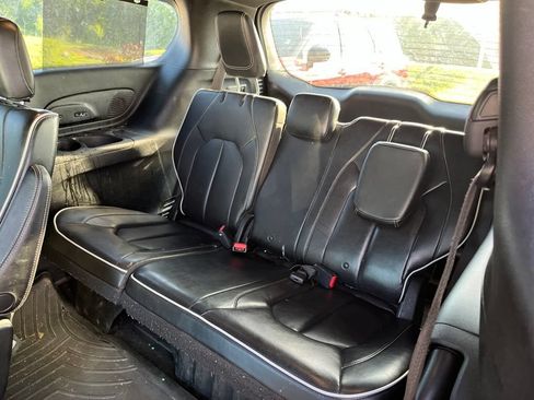Used 2018 Chrysler Pacifica Limited FWD image 11