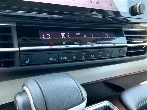 Used 2024 Toyota Sienna XLE FWD image 28