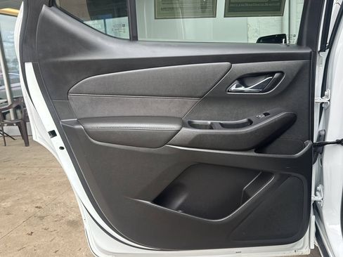 Used 2023 Chevrolet Traverse High Country FWD image 25