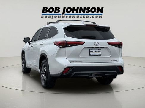 Used 2023 Toyota Highlander XLE AWD/4WD image 4