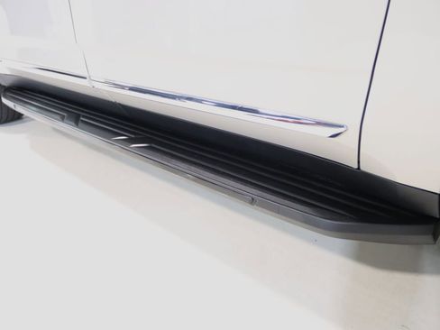 Used 2023 GMC Yukon XL SLT w/ SLT Premium Package AWD/4WD image 16