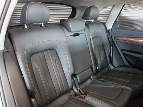 Used 2023 Audi Q5 2.0T Premium w/ Convenience Package image 8