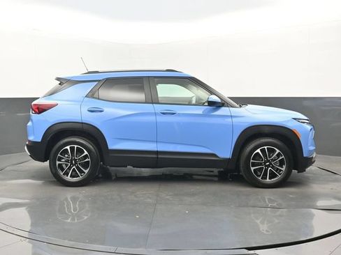 Used 2024 Chevrolet TrailBlazer LT w/ LT Cold Weather Package FWD image 2