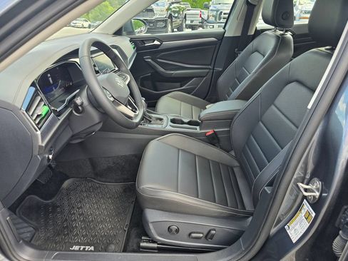 Used 2024 Volkswagen Jetta SE FWD image 4
