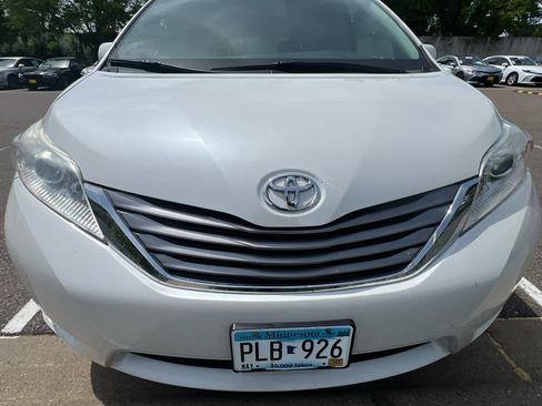 Used 2017 Toyota Sienna XLE w/ XLE Navigation Package AWD/4WD image 2