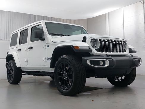 Used 2025 Jeep Wrangler Unlimited Sahara w/ Safety Group image 9