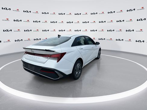 Used 2024 Hyundai Elantra SEL FWD image 8