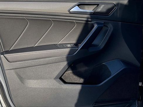 Used 2023 Volkswagen Tiguan SE w/ Panoramic Sunroof Package image 22