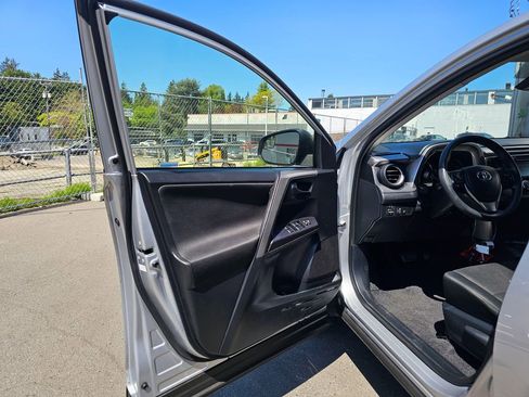 Used 2018 Toyota RAV4 LE w/ All Weather Liner Package AWD/4WD image 19