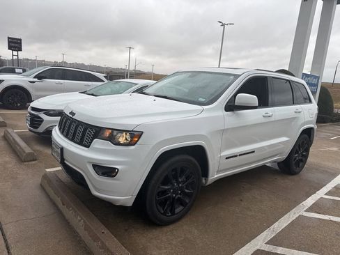 Used 2020 Jeep Grand Cherokee Altitude image 1
